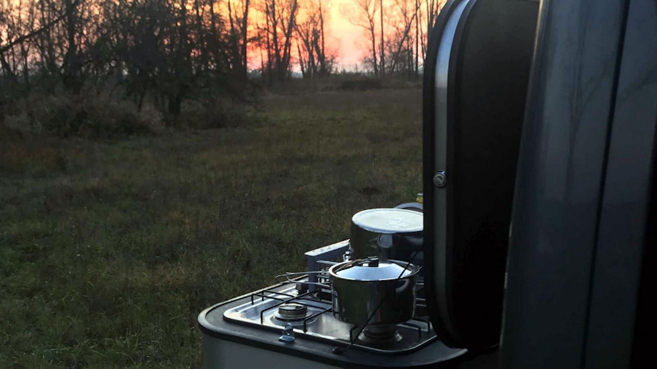 Кемпер не потрібен: створена мобільна кухня для авто з газовою плитою, раковиною і холодильником